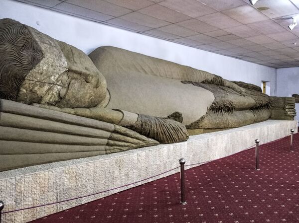 13-метровая статуя лежащего Будды (Будда в нирване) в Таджикистане. Архивное фото 13-метровая статуя лежащего Будды (Будда в нирване) в Таджикистане. Архивное фото - Sputnik Таджикистан