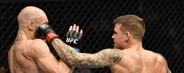 Дастин Порье наносит удар Конору МакГрегору в поединке во время мероприятия UFC 257 - Sputnik Тоҷикистон