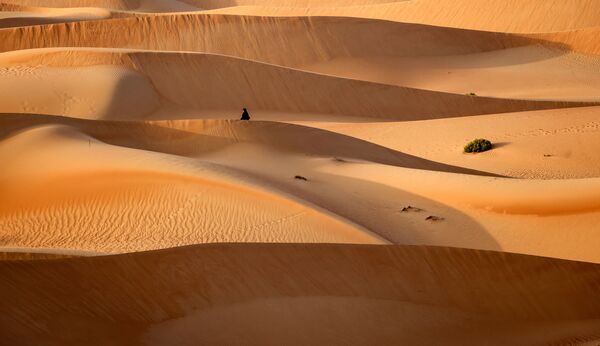 Туристка во время экскурсии по песчаным дюнам на курорте Telal Resort в Абу-Даби - Sputnik Таджикистан