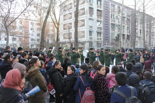 Шодбошии ягона иштирокдори мудофиаи Ленинград дар Тоҷикистон бо оркестр-акс Шодбошии ягона иштирокдори мудофиаи Ленинград дар Тоҷикистон бо оркестр-акс - Sputnik Тоҷикистон
