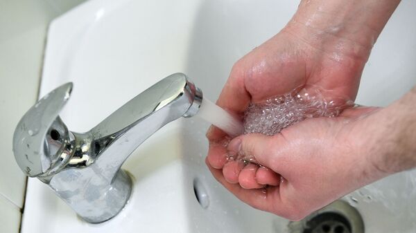 Кран-вода: человек моет руки - Sputnik Таджикистан