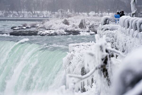 Фотографирование водопада Хорсшу-Фолс, который является частью Ниагарских водопадов в Канаде  - Sputnik Тоҷикистон