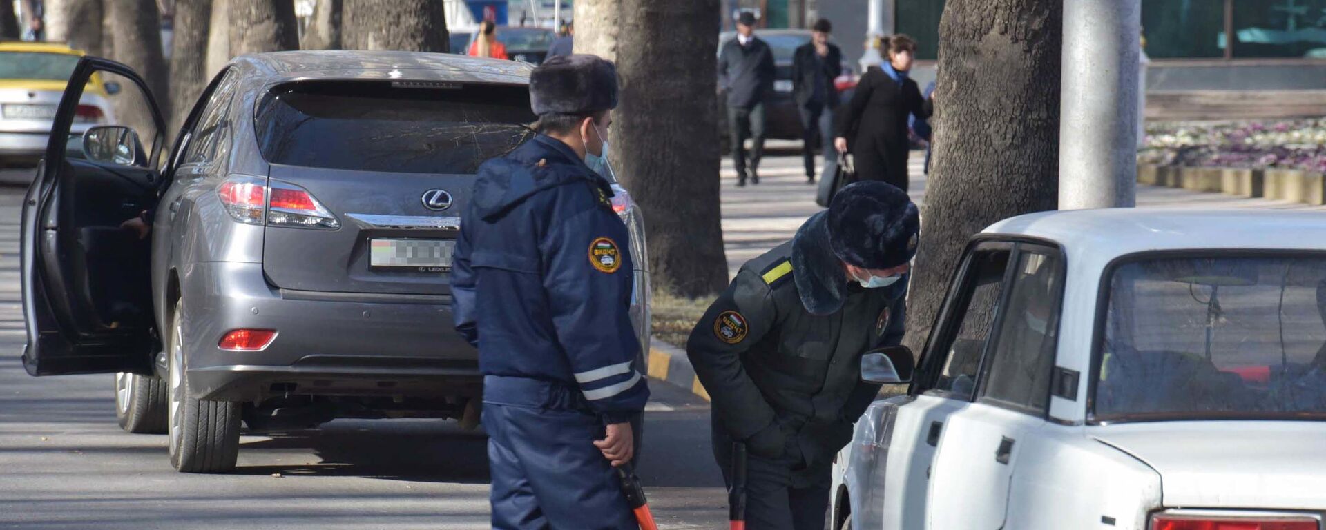 Сотрудники милиции общаются с водителем в Душанбе - Sputnik Тоҷикистон, 1920, 19.01.2024