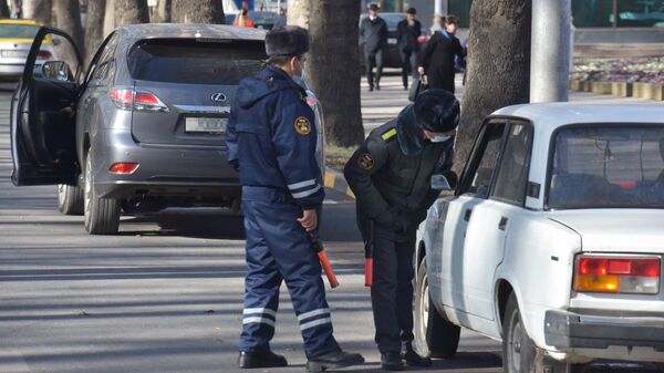 Сотрудники милиции общаются с водителем в Душанбе - Sputnik Тоҷикистон