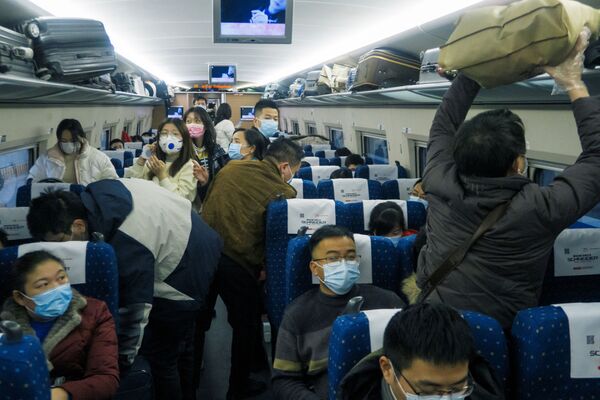 Люди в высокоскоростном поезде в Пекине, Китай - Sputnik Тоҷикистон
