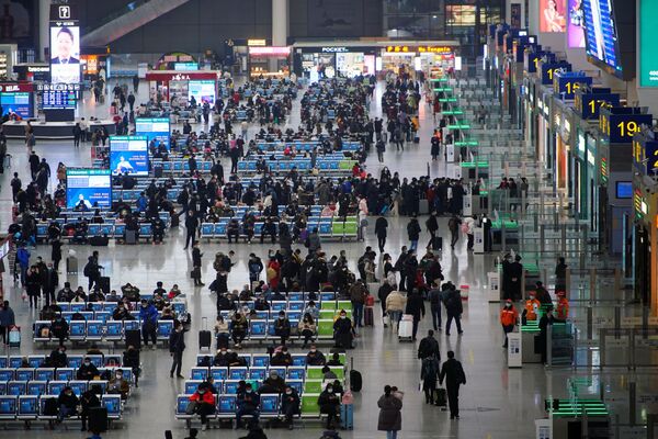 Путешественники на вокзале в Шанхае, Китай - Sputnik Тоҷикистон