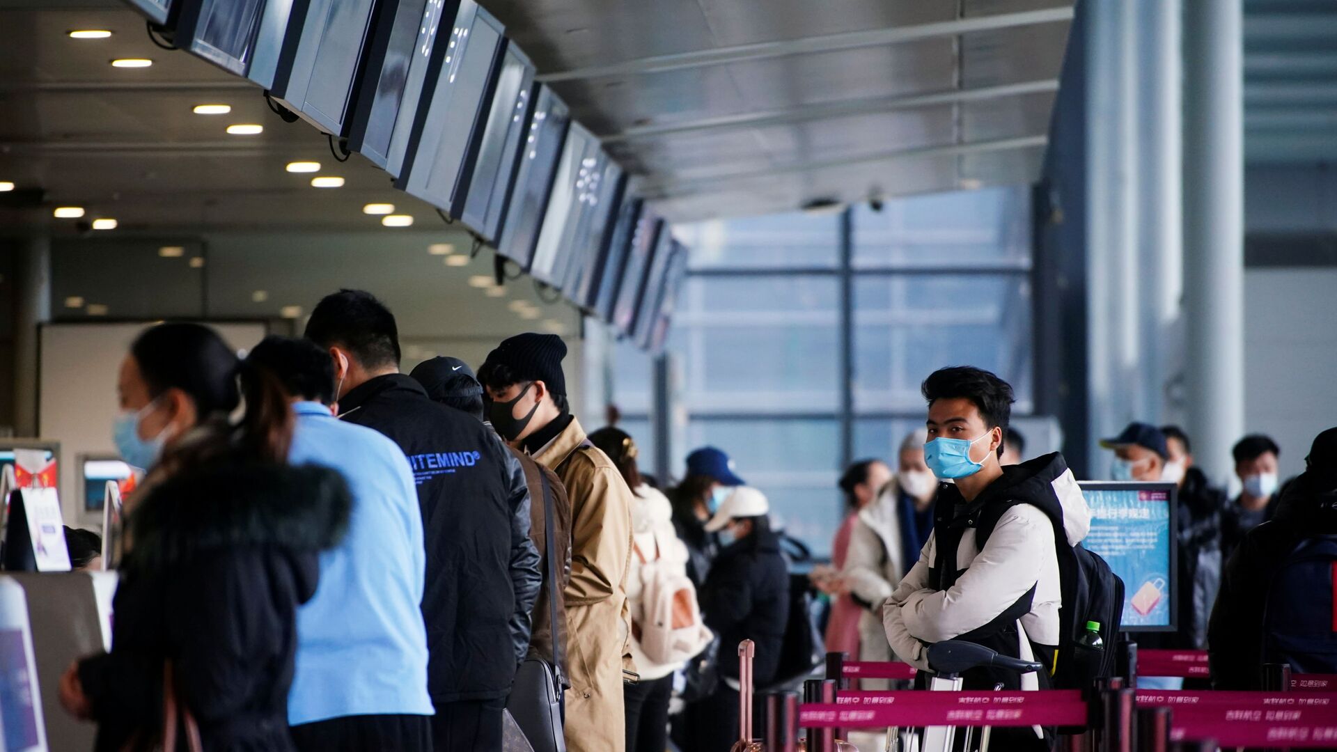 Путешественники в защитных масках в очереди в Шанхайском аэропорте, Китай - Sputnik Таджикистан, 1920, 01.06.2021