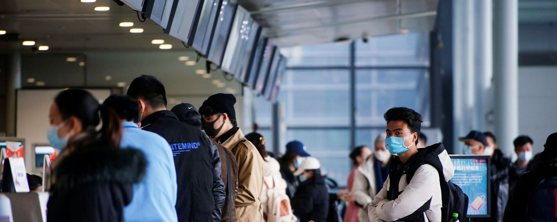Путешественники в защитных масках в очереди в Шанхайском аэропорте, Китай - Sputnik Таджикистан, 1920, 06.05.2021