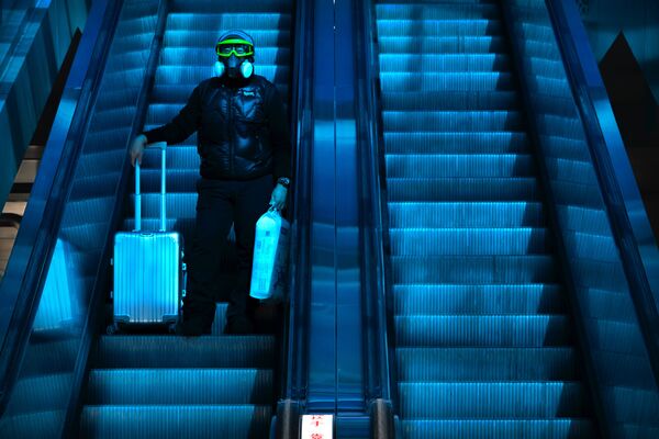 Путешественник в защитной маске на вокзале Пекина, Китай - Sputnik Тоҷикистон