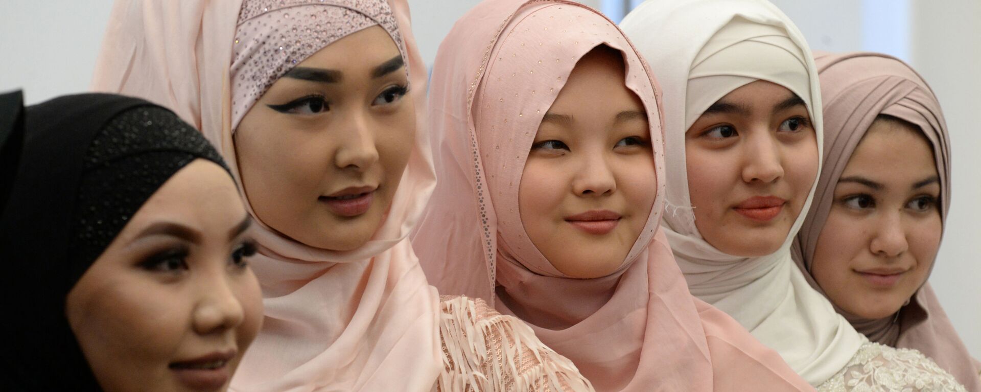 Девушки на праздновании Всемирного дня хиджаба в Бишкеке, Кыргызстан - Sputnik Таджикистан, 1920, 30.01.2021