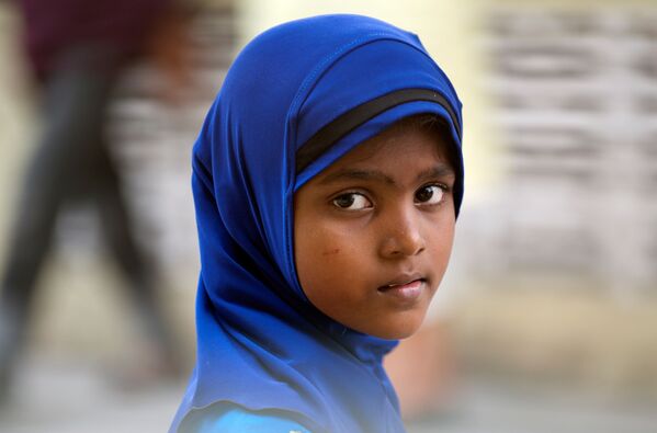 Девочка-рохинджа перед полуденной молитвой в общественной школе в Кланге, Мьянма - Sputnik Таджикистан