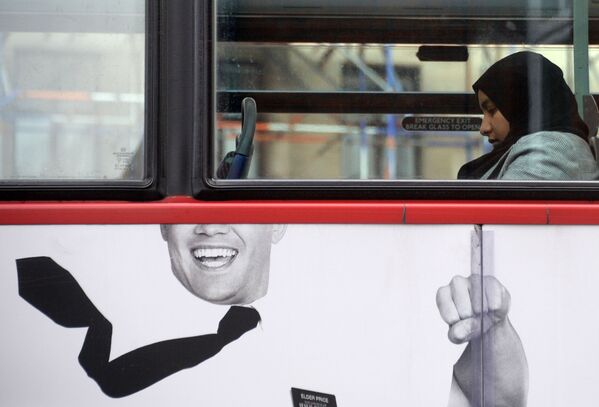 Мусульманская девушка в лондонском автобусе - Sputnik Таджикистан