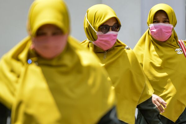 Женщины в хиджабах и масках в Банда-Ачех, Индонезия - Sputnik Таджикистан