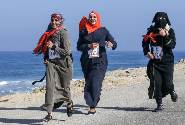 Палестинские женщины принимают участие в марафоне, призывающем к прекращению насилия в отношении женщин, Сектор Газа - Sputnik Таджикистан