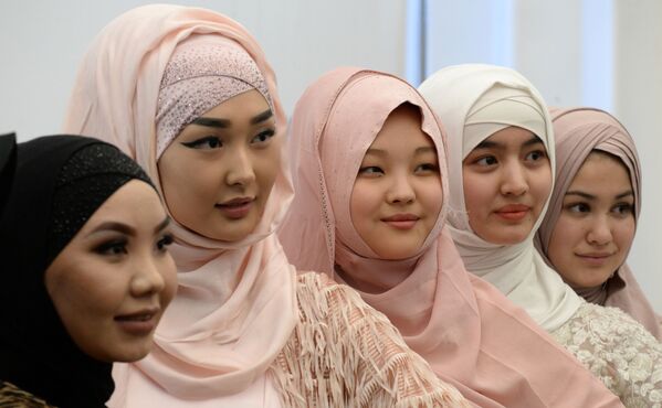 Девушки на праздновании Всемирного дня хиджаба в Бишкеке, Кыргызстан - Sputnik Таджикистан