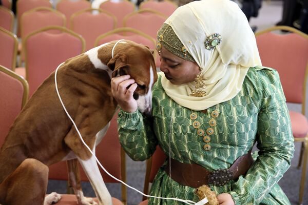 Отставной офицер полиции Алия Тейлор со своей собакой на пресс-конференции Вестминстерского клуба собаководства в Нью-Йорке - Sputnik Таджикистан