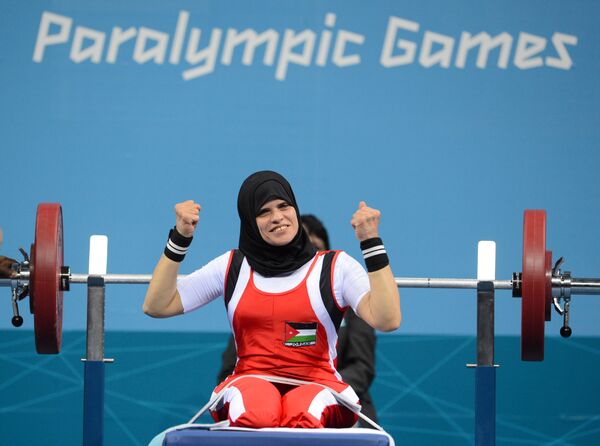 Иорданская спортсменка Фатама Ахмед во время соревнований по пауэрлифтингу на Паралимпийских играх  - Sputnik Таджикистан