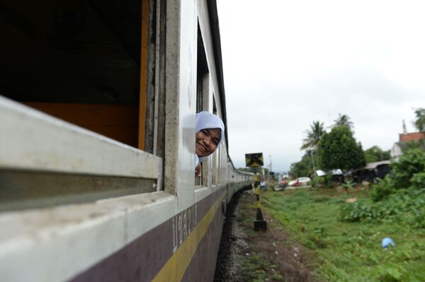 Студентка-мусульманка в хиджабе едет на поезде в Таиланде - Sputnik Таджикистан