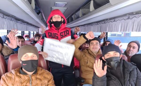 Нахустин гурӯҳи муҳоҷирони меҳнатӣ ба Русия расиданд Нахустин гурӯҳи муҳоҷирони меҳнатӣ ба Русия расиданд - Sputnik Тоҷикистон
