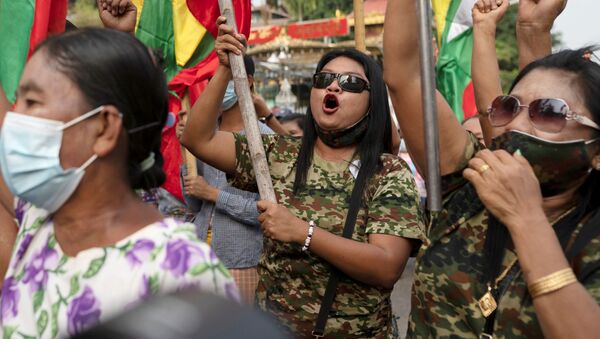 Сторонники военных на акции протеста в Янгоне  - Sputnik Таджикистан