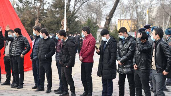 Молодые люди в Душанбе на празднике Сада - Sputnik Таджикистан
