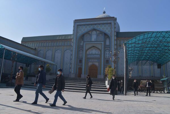 За то время, что действовал запрет на посещение мечетей, прошли главные священные праздники в жизни мусульман, которые гражданам пришлось праздновать вне стен мечетей - Sputnik Таджикистан