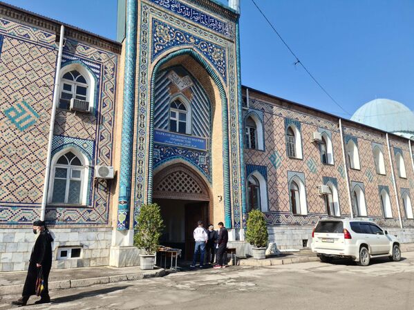 Открытие с 1 февраля 2020 года всех мечетей в Таджикистане стало долгожданным событием, потому что из-за пандемии они не работали более 9 месяцев   - Sputnik Таджикистан
