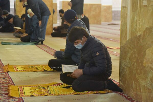 Участники коллективной молитвы в Центральной мечети Душанбе  - Sputnik Таджикистан