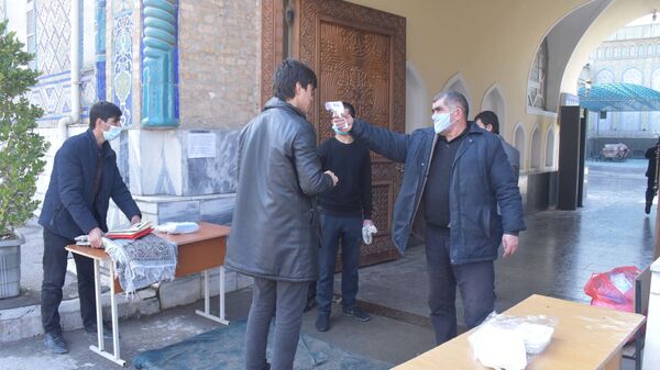 Верующие на входе в  Центральную мечеть Душанбе  - Sputnik Тоҷикистон