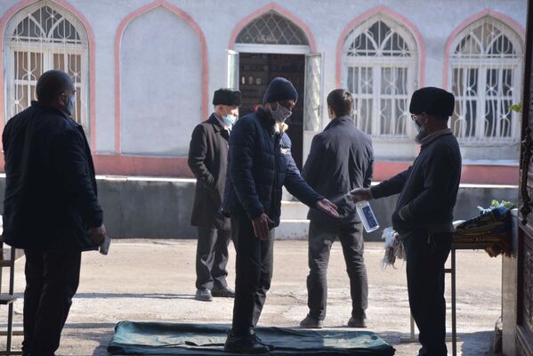 Власти разрешили верующим посещать мечети только с одной поправкой, что каждый будет соблюдать положенные в пандемию правила личной и общественной гигиены, социальную дистанцию - Sputnik Таджикистан