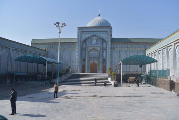 Начиная с апреля 2020-го верующие не могли совершать пятикратные молитвы в городских мечетях - Sputnik Таджикистан