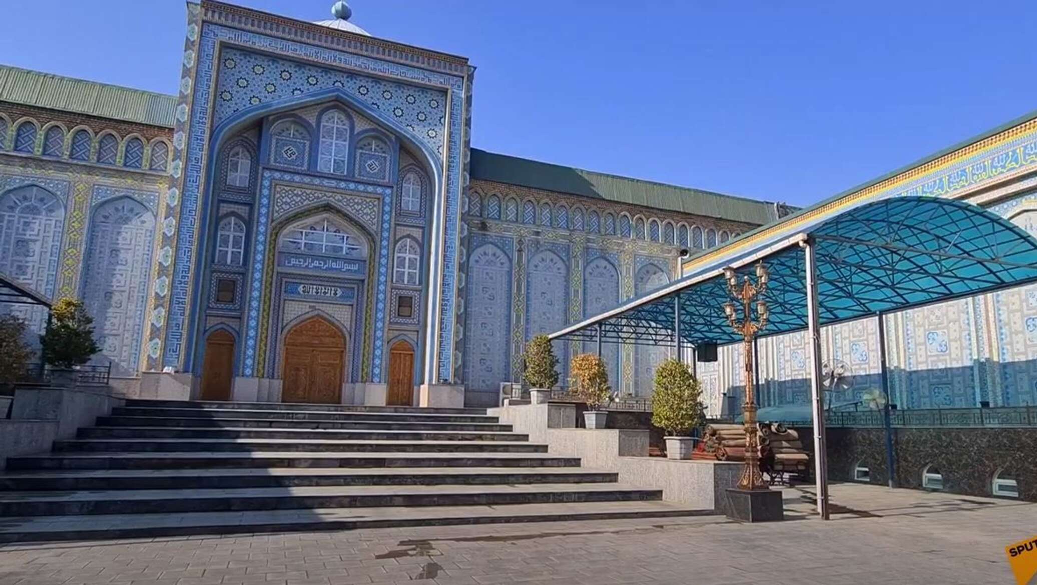Дом исфара. Мечеть в Таджикистане Душанбе. Центральная Соборная мечеть Душанбе. Мечеть Исфара. Исфара Таджикистан достопримечательности.