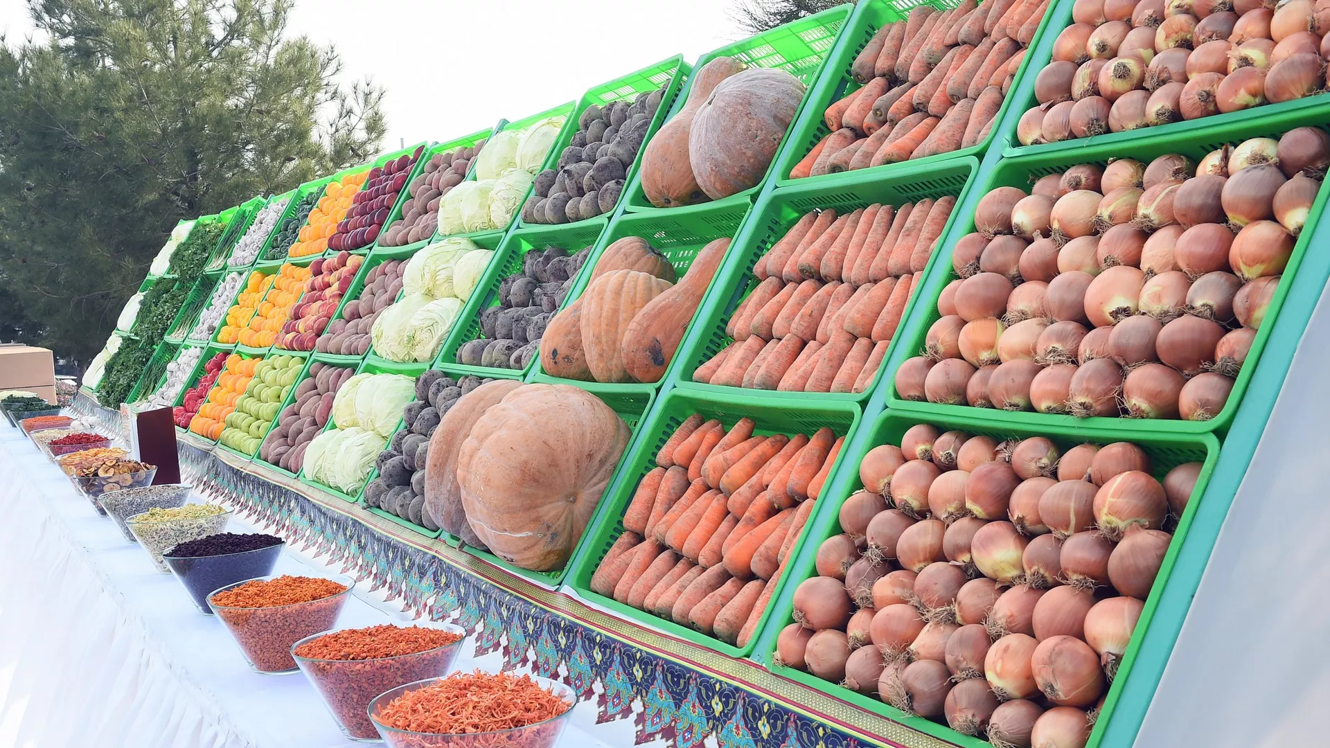 Выставочное панно по случаю празднования Сада