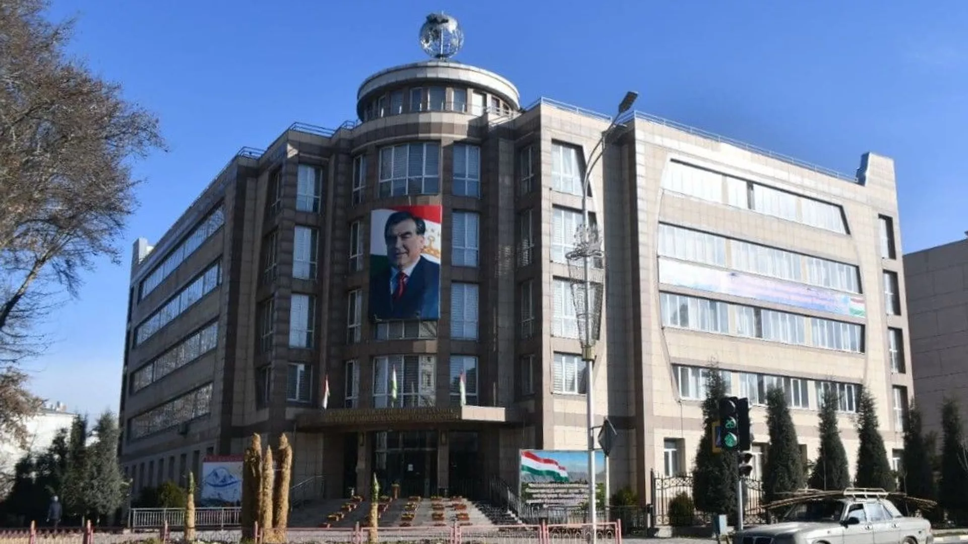 Здание Комитета по землеустройству и геодезии в Душанбе 