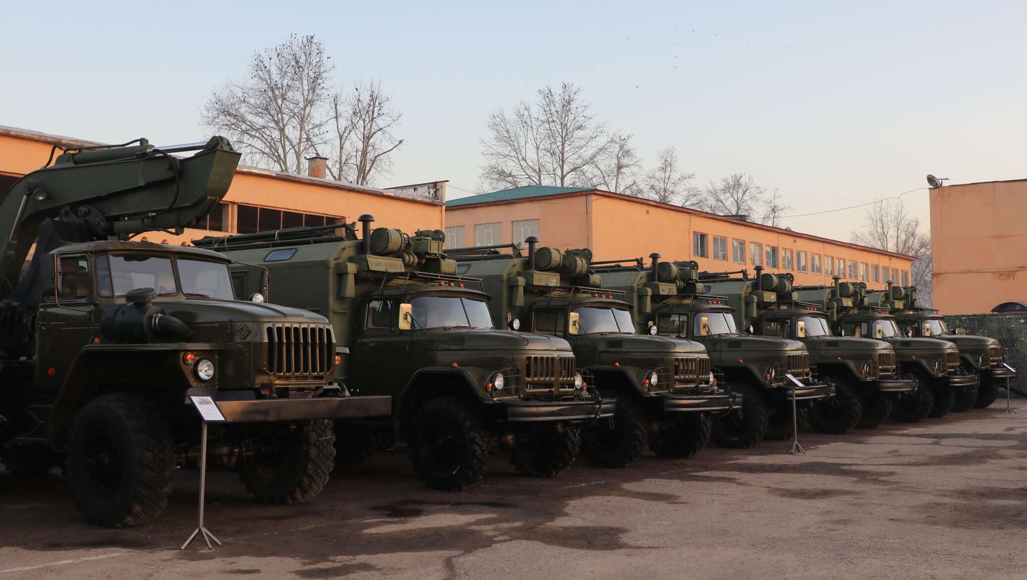 Таджикистана генерал армии 2021. Таджикистан спецтехники. Парк строительной техники. Посольство таджикистана машина. Военные техники таджикистана.