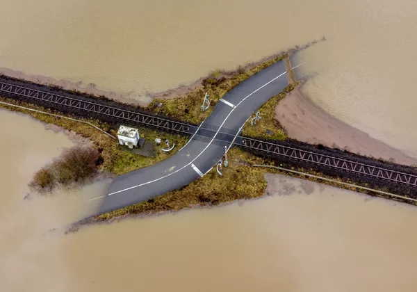 Железная дорога среди затопленной местности в Германии 