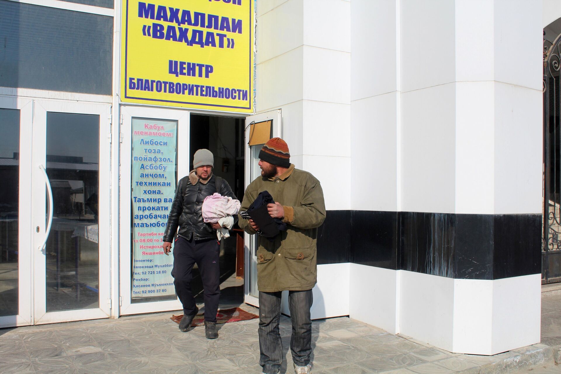 Мужчины у центра благотворительности при мечети Нури Ислом (Свет Ислама) в Худжанде - Sputnik Таджикистан, 1920, 06.04.2021