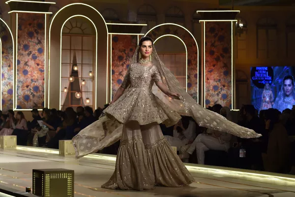 Модель во время презентации коллекции Ayesha and Usman Ali на показе мод Hum Bridal Couture Week в Лахоре 