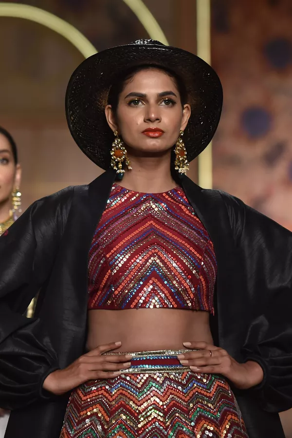 Модель во время презентации коллекции Ali Xeeshan на показе мод Hum Bridal Couture Week в Лахоре 