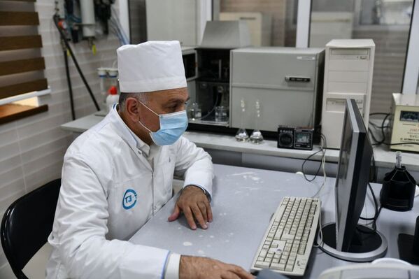 Сотрудник лаборатории Таджикстандарта во время внесения данных - Sputnik Таджикистан