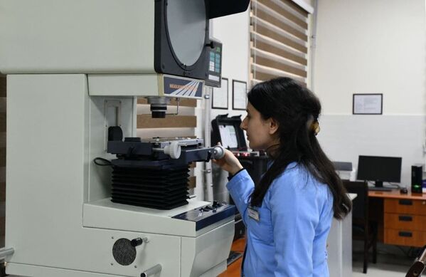 Сотрудница лаборатории Таджикстандарта во время проверки продукции - Sputnik Таджикистан