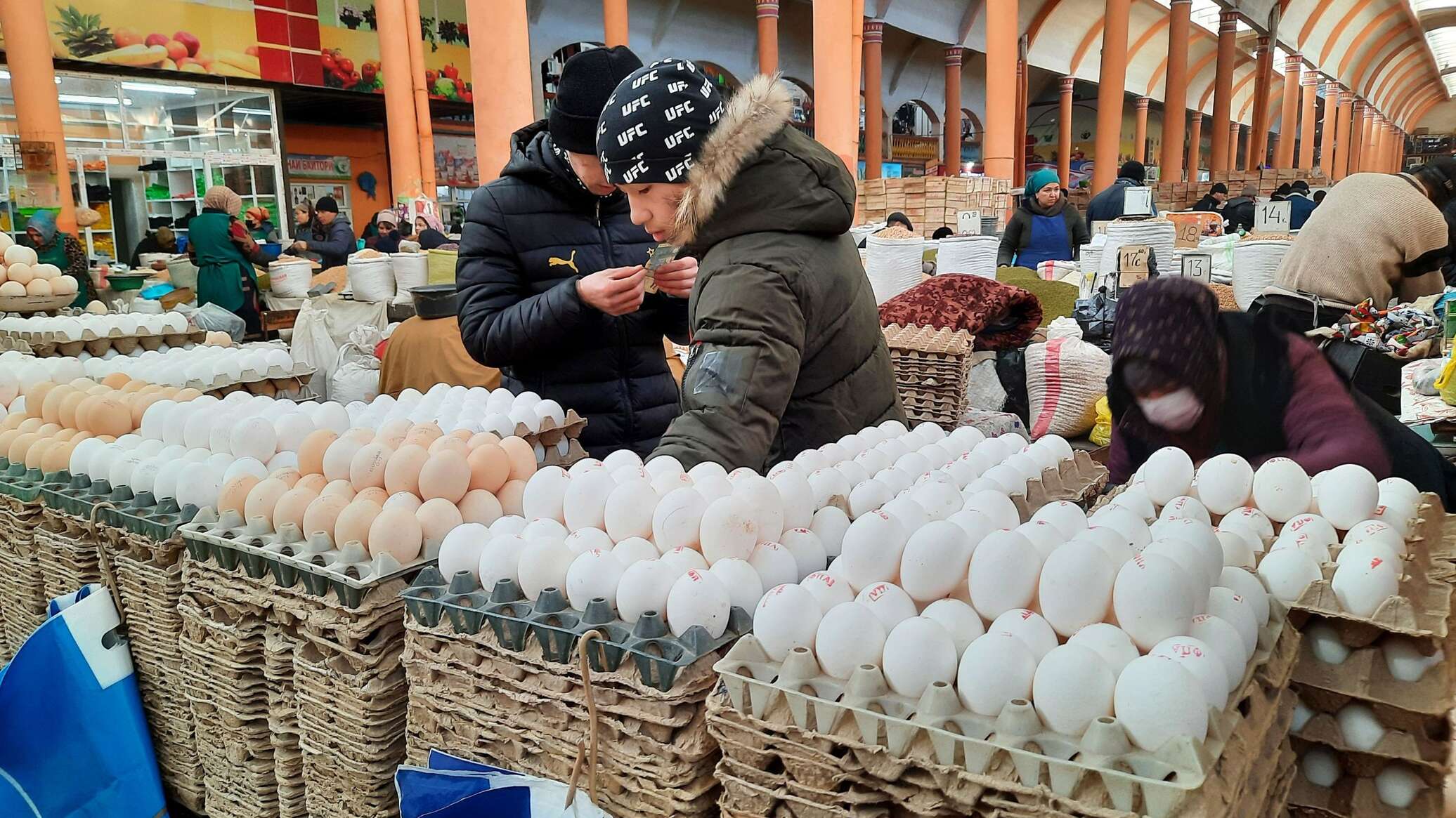 Яйца подорожали. Бишкек базар. Ош базар. Птица фабрика Худжанд. В Таджикистане яйца подорожали.