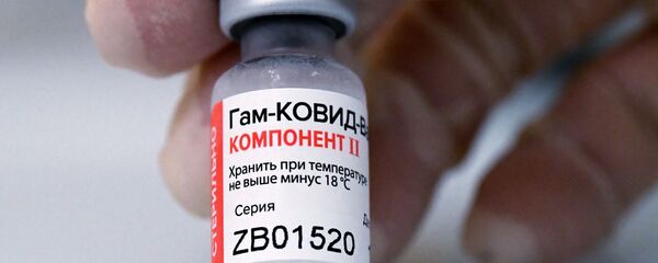 Ампула с вакциной против COVID-19 Спутник V - Sputnik Тоҷикистон