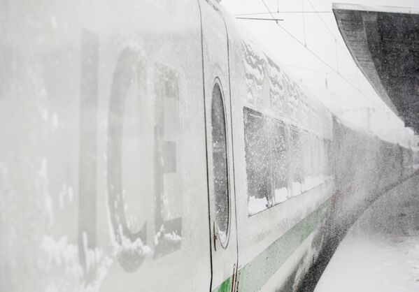 Скоростной поезд ICE засыпан снегом на вокзале Дортмунда - Sputnik Таджикистан
