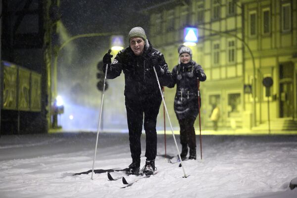 Люди на лыжах в Деренбурге - Sputnik Таджикистан
