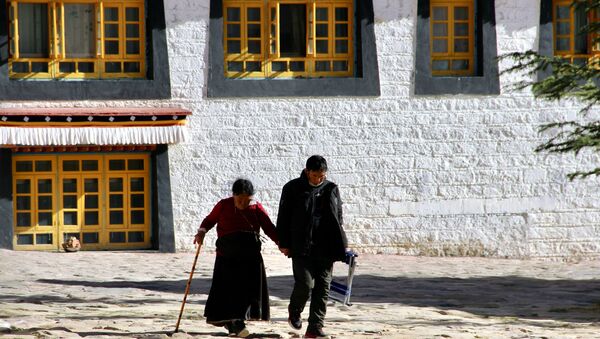 Местные жители города Лхаса в Тибете - Sputnik Таджикистан