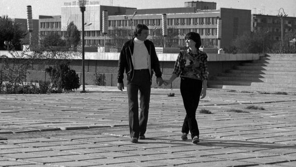 Роза и Бахтияр Аллабергеновы прогуливаются по улицам Ургенча, март 1983 года. - Sputnik Тоҷикистон