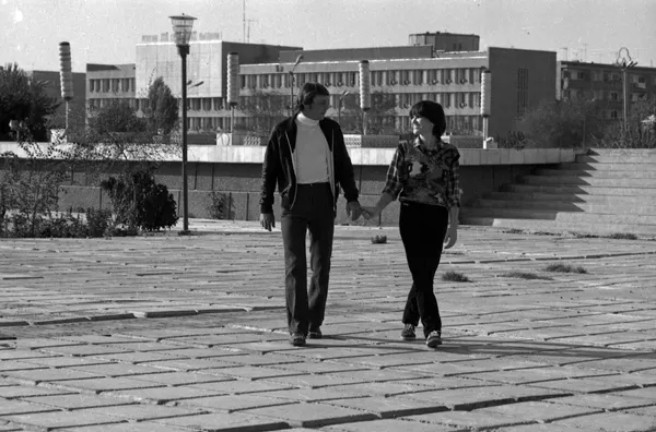 Роза ва Бахтиёр дар кӯчаҳои Ургенҷ, марти соли 1983 Роза ва Бахтиёр дар кӯчаҳои Ургенҷ, марти соли 1983 - Sputnik Тоҷикистон