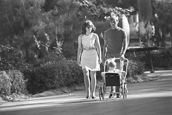 Ҷуфти ҷавоне дар кӯчаҳои Фарғона, соли 1970 Ҷуфти ҷавоне дар кӯчаҳои Фарғона, соли 1970 - Sputnik Тоҷикистон