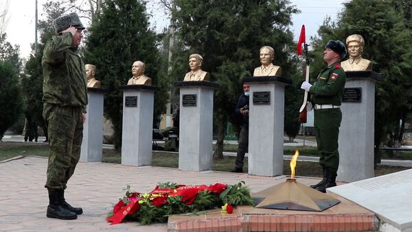 На 201-й РВБ почтили память воинов-интернационалистов - YouTube - Sputnik Таджикистан
